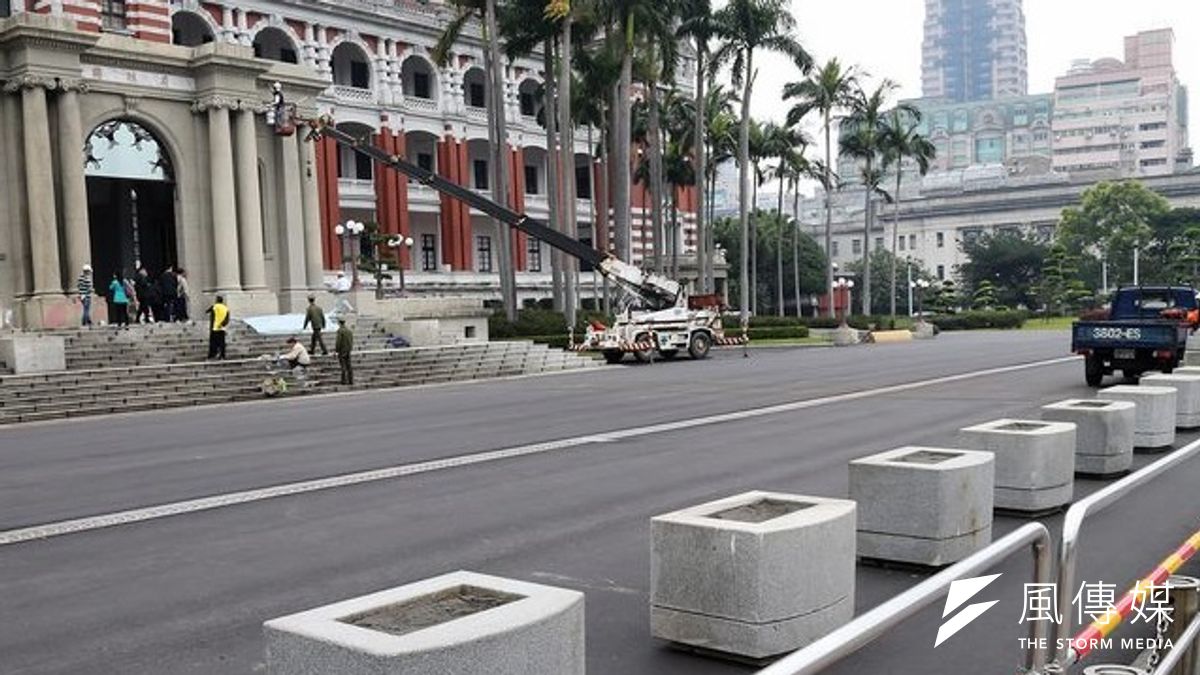 總統府遭砂石車衝撞後,馬英九表示重新思考搬遷計畫。(吳逸驊攝) 總統府遭砂石車衝撞後,馬英九表示重新思考搬遷計畫。(吳逸驊攝)