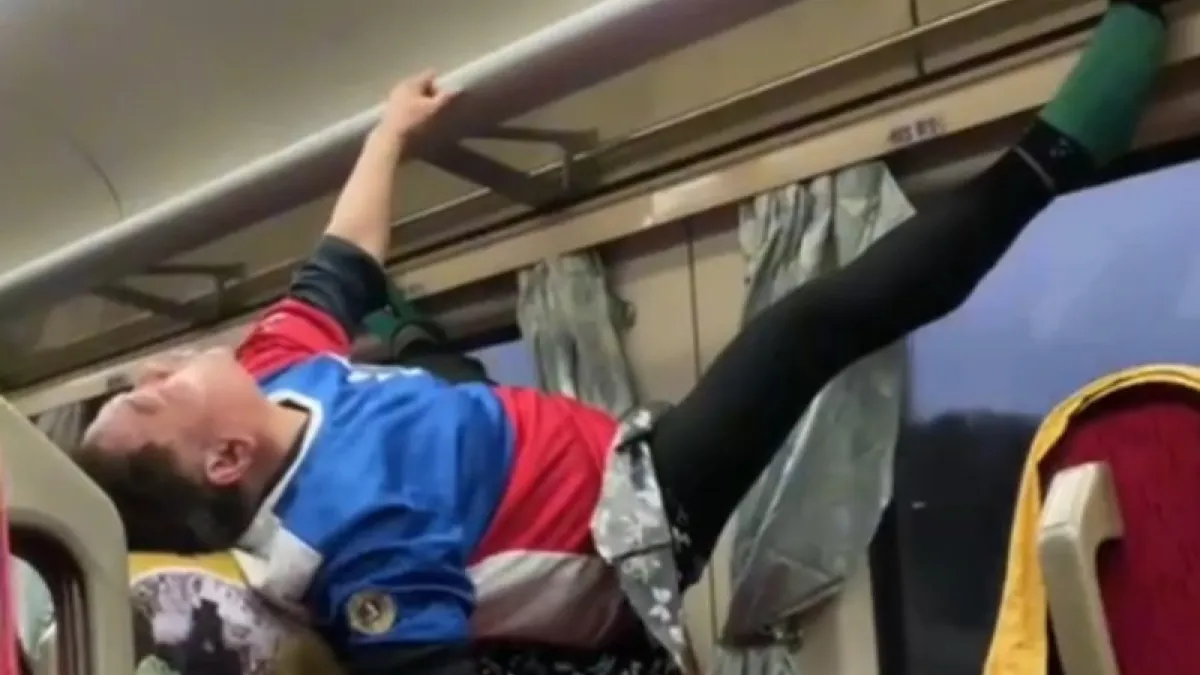 昨(21)日台鐵521號莒光南下列車上,一名女乘客突然在車廂內進行體操動作,甚至攀爬至置物架上。(圖/翻攝自記者爆料網)