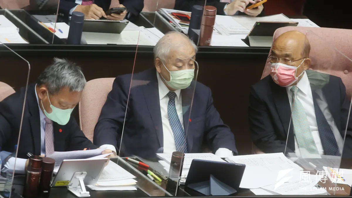 行政院長蘇貞昌(右起)、主計長朱澤民、財政部長蘇建榮日前至立法院備詢。(資料照,柯承惠攝)