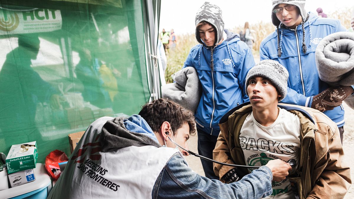 無國界醫生表示,遍佈於巴爾幹多國數以千計的難民與移民,因為滯留於邊境與登記站而陷入困境,令他們的健康面臨重大威脅。(MSF,Achilleas Zavallis) 無國界醫生表示,遍佈於巴爾幹多國數以千計的難民與移民,因為滯留於邊境與登記站而陷入困境,令他們的健康面臨重大威脅。(MSF,Achilleas Zavallis)