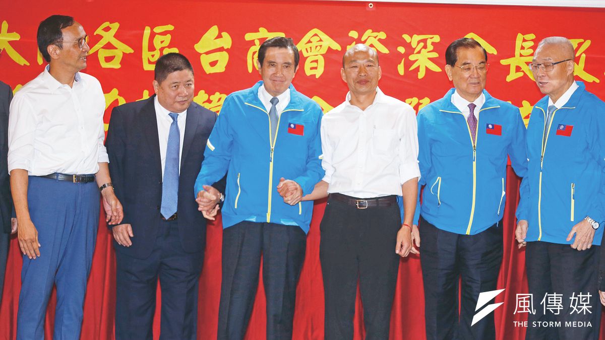 韓國瑜(右三)贏得黨內初選後,連戰(右二)第一時間就發表聲明表態力挺。(郭晉瑋攝) 韓國瑜(右三)贏得黨內初選後,連戰(右二)第一時間就發表聲明表態力挺。(郭晉瑋攝)