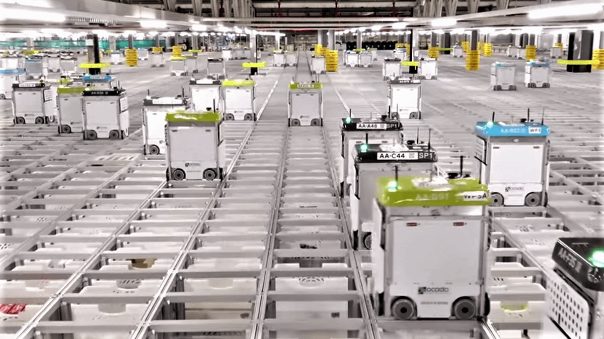 機器人展現超出傳統倉庫的效率,能在一週內完成 350 萬件分揀。面對自動化的浪潮,廠內工人又是作何感想呢?(圖/截自Youtube) 機器人展現超出傳統倉庫的效率,能在一週內完成 350 萬件分揀。面對自動化的浪潮,廠內工人又是作何感想呢?(圖/截自Youtube)