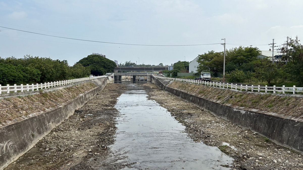 中市水利局在汛期前完成46.18公里河道及大里溪沿岸4處抽水站排水出口的階段性清理工作。(圖/台中市政府) 中市水利局在汛期前完成46.18公里河道及大里溪沿岸4處抽水站排水出口的階段性清理工作。(圖/台中市政府)