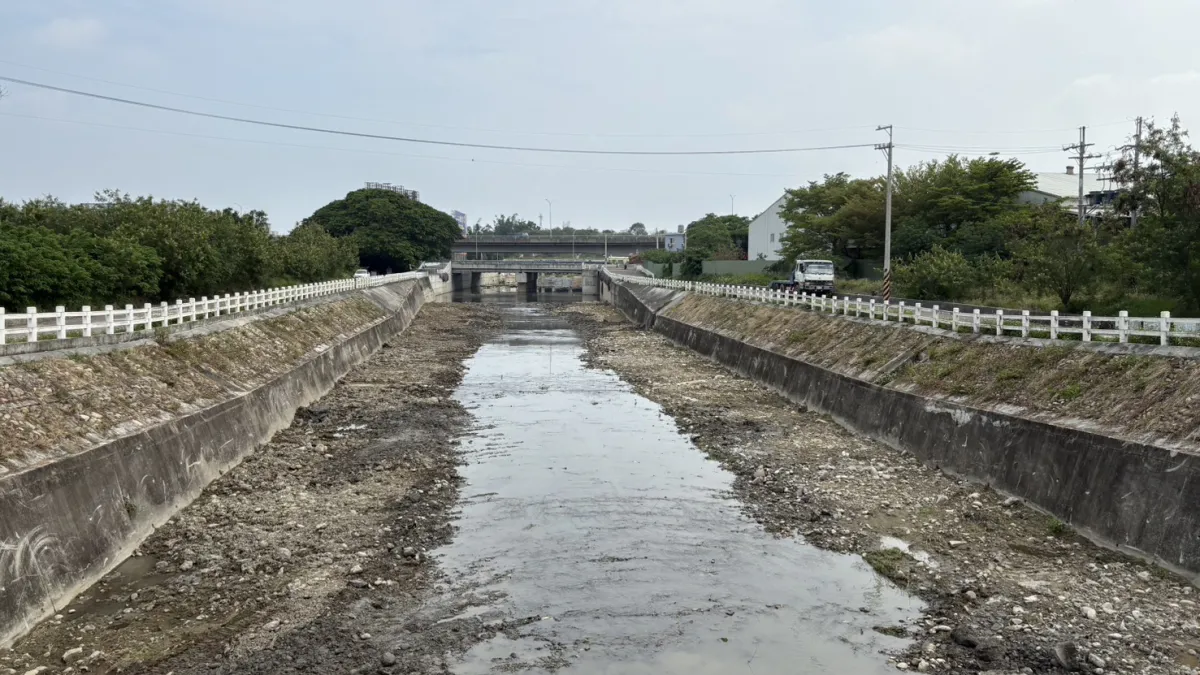 中市水利局在汛期前完成46.18公里河道及大里溪沿岸4處抽水站排水出口的階段性清理工作。(圖/台中市政府)