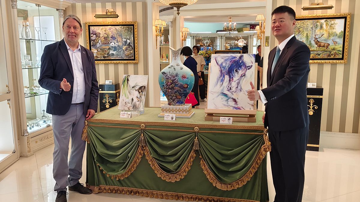 「至臻麥森一瓷藝風華歐洲之最」特展邀藝術家馬第斯‧修茲(左)於大立A館5樓國裕專櫃展出,並與國裕精品執董欒慎寰合影。(圖/徐炳文攝) 「至臻麥森一瓷藝風華歐洲之最」特展邀藝術家馬第斯‧修茲(左)於大立A館5樓國裕專櫃展出,並與國裕精品執董欒慎寰合影。(圖/徐炳文攝)