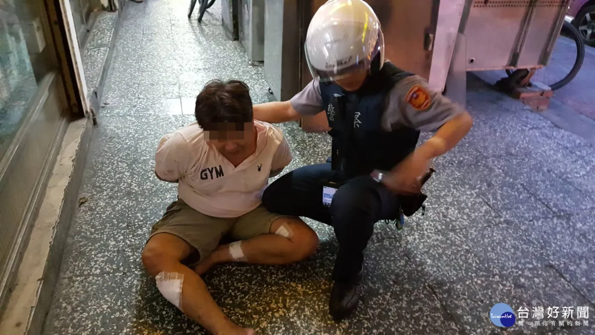 失控持刀男砸車 休假警及線上警力共同制伏