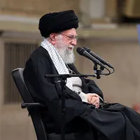 イラン最高指導者ハメネイ師が10月2日に首都テヘランでの会議に参加し、厳格な表情で講演を聴いている様子。(AP通信) イラン最高指導者ハメネイ師が10月2日に首都テヘランでの会議に参加し、厳格な表情で講演を聴いている様子。(AP通信)