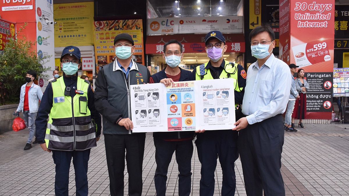 台中市經發局長張峯源和經發局人員利用星期例假日到東協廣告跟外籍移工進行防疫相關宣導。(圖/臺中市政府提供) 台中市經發局長張峯源和經發局人員利用星期例假日到東協廣告跟外籍移工進行防疫相關宣導。(圖/臺中市政府提供)