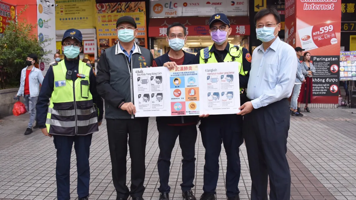 台中市經發局長張峯源和經發局人員利用星期例假日到東協廣告跟外籍移工進行防疫相關宣導。(圖/臺中市政府提供)