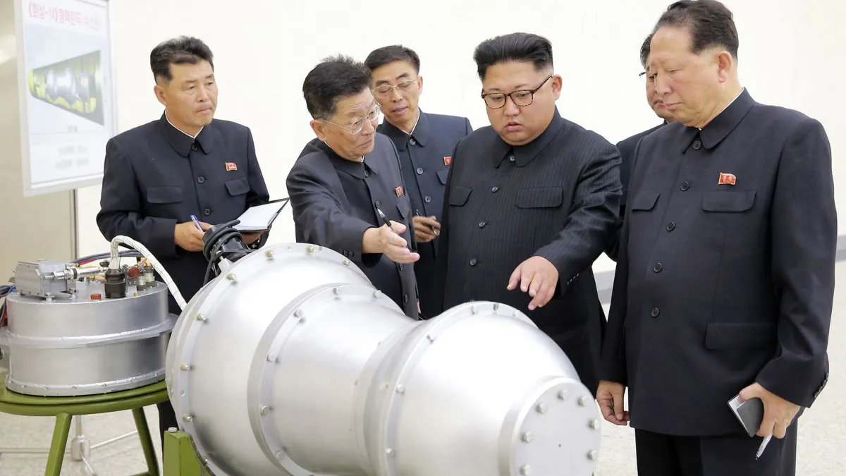 2017年,北韓領導人金正恩視察核彈(氫彈)研發工作(AP)