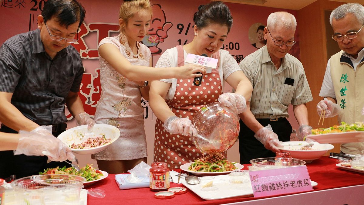 「名菜達人」蔡季芳示範紅麴料理。(圖/新北市政府文化局提供) 「名菜達人」蔡季芳示範紅麴料理。(圖/新北市政府文化局提供)