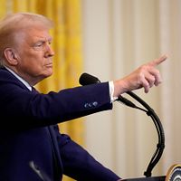 アメリカのトランプ大統領は本日、複数の半導体メーカーと自動車メーカーが米国への投資意欲を示して接触していると述べた。(AP通信) アメリカのトランプ大統領は本日、複数の半導体メーカーと自動車メーカーが米国への投資意欲を示して接触していると述べた。(AP通信)