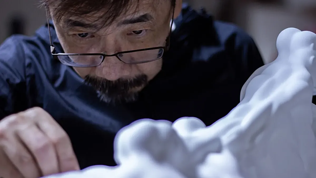 Sculptor Xun Wang (王尋). (Photo courtesy of River Art Gallery / 大河美術)