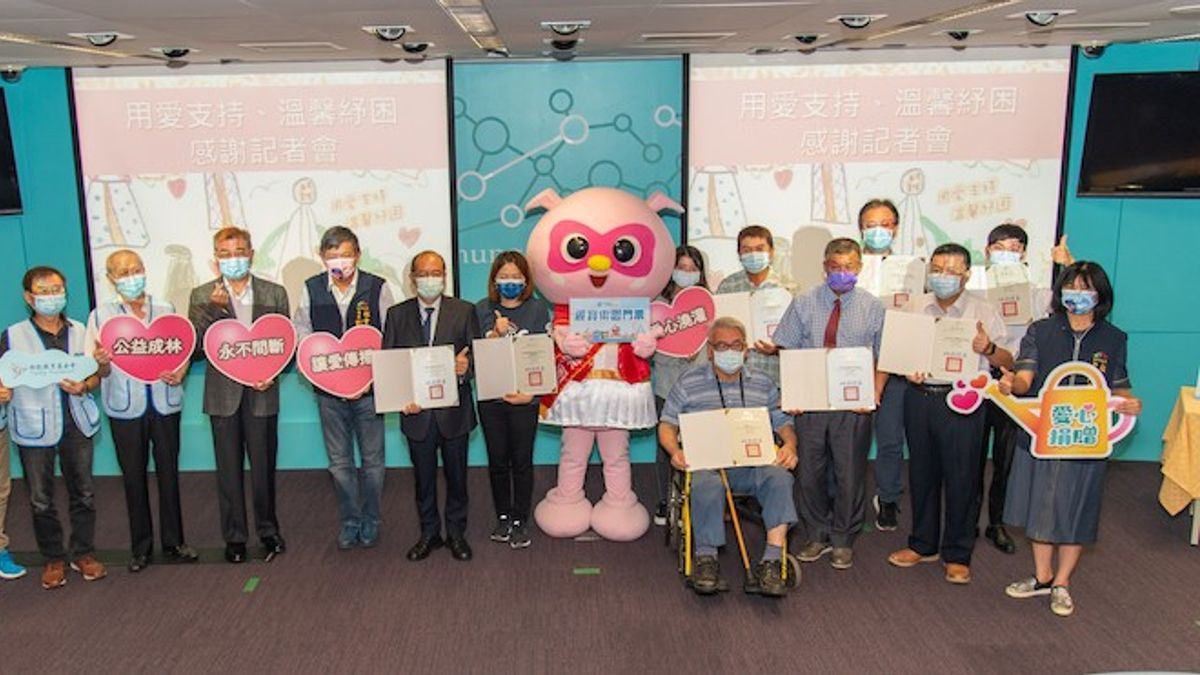 台中市府社會局19日舉行感恩記者會,由社會局長彭懷真代表所有受助家戶感謝熱心付出關懷的民間人士,為家戶注入向上力量。(圖/臺中市政府提供) 台中市府社會局19日舉行感恩記者會,由社會局長彭懷真代表所有受助家戶感謝熱心付出關懷的民間人士,為家戶注入向上力量。(圖/臺中市政府提供)