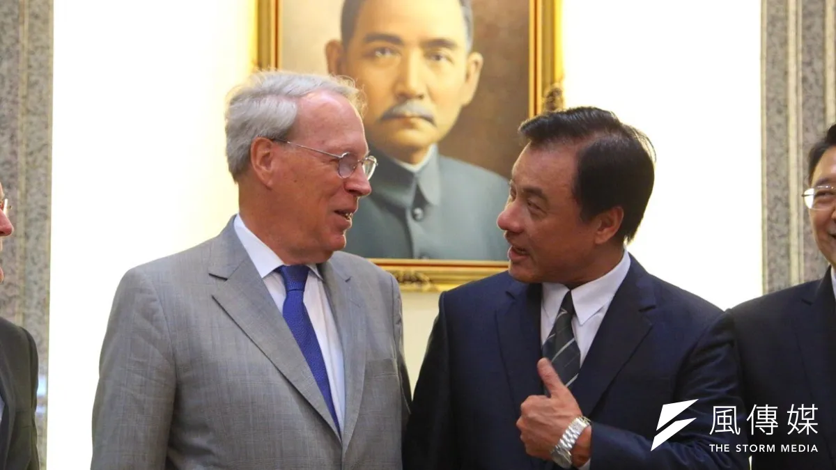 即將退休的美國在台協會(AIT)主席薄瑞光(Raymond Burghardt)正在台灣進行任內最後一次訪問,他12日上午拜會立法院長蘇嘉全。(蔡耀徵攝)
