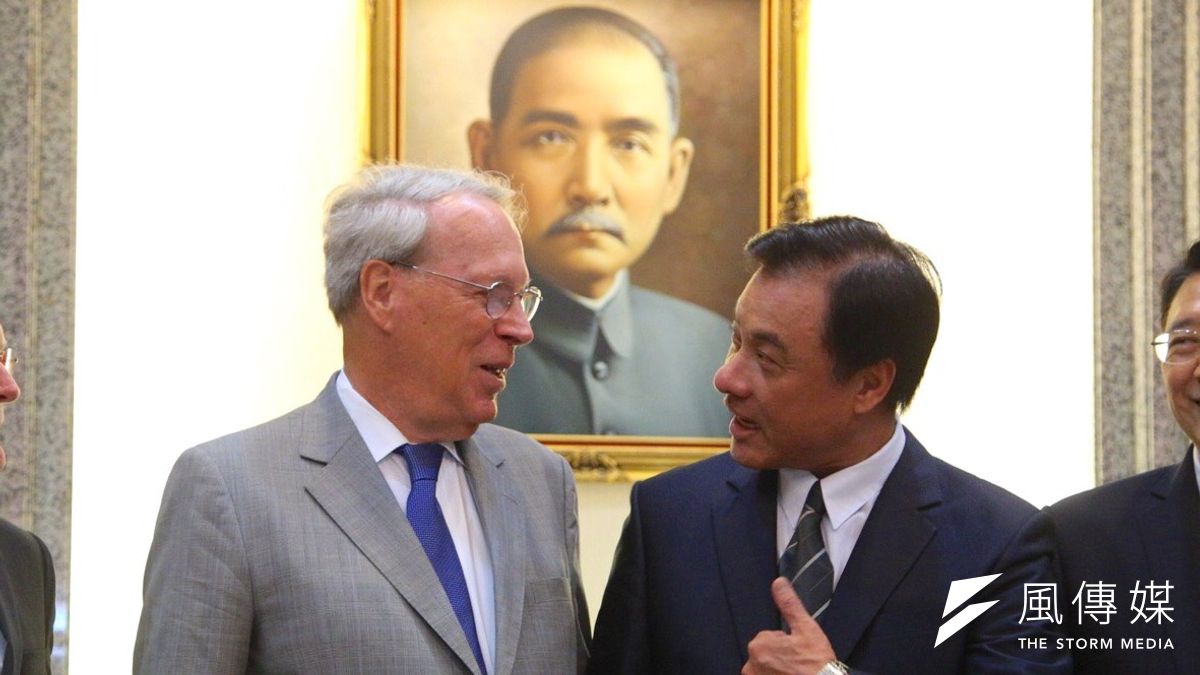 即將退休的美國在台協會(AIT)主席薄瑞光(Raymond Burghardt)正在台灣進行任內最後一次訪問,他12日上午拜會立法院長蘇嘉全。(蔡耀徵攝) 即將退休的美國在台協會(AIT)主席薄瑞光(Raymond Burghardt)正在台灣進行任內最後一次訪問,他12日上午拜會立法院長蘇嘉全。(蔡耀徵攝)