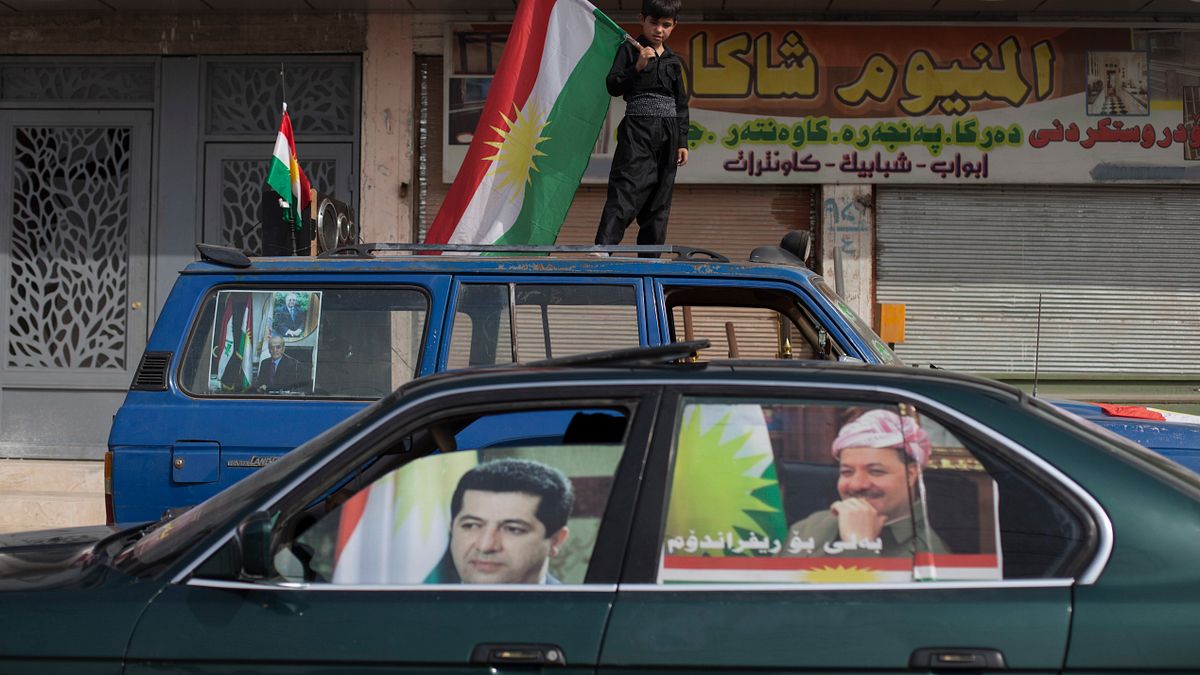 伊拉克庫德族自治區25日舉行獨立公投,伊拉克北部城市基爾庫克,一名男孩舉著庫德族旗幟(AP) 伊拉克庫德族自治區25日舉行獨立公投,伊拉克北部城市基爾庫克,一名男孩舉著庫德族旗幟(AP)