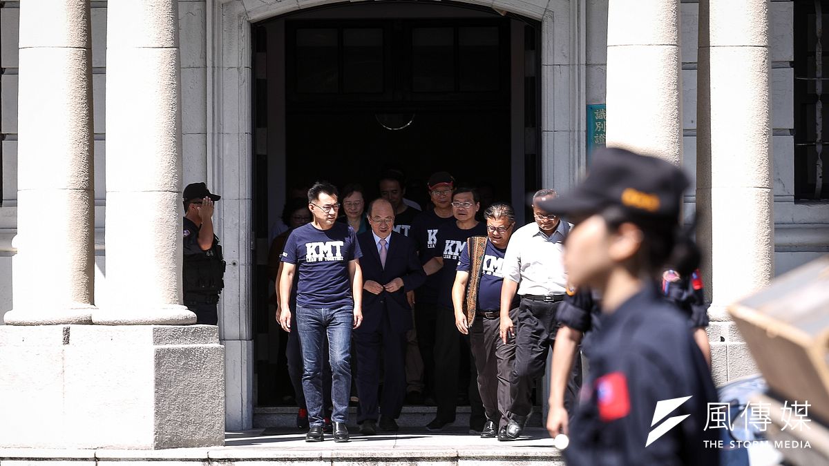 立院國民黨團針對促轉會重大爭議事件,至總統府拜會,民進黨團總召柯建銘送藍委離開總統府。(陳品佑攝) 立院國民黨團針對促轉會重大爭議事件,至總統府拜會,民進黨團總召柯建銘送藍委離開總統府。(陳品佑攝)