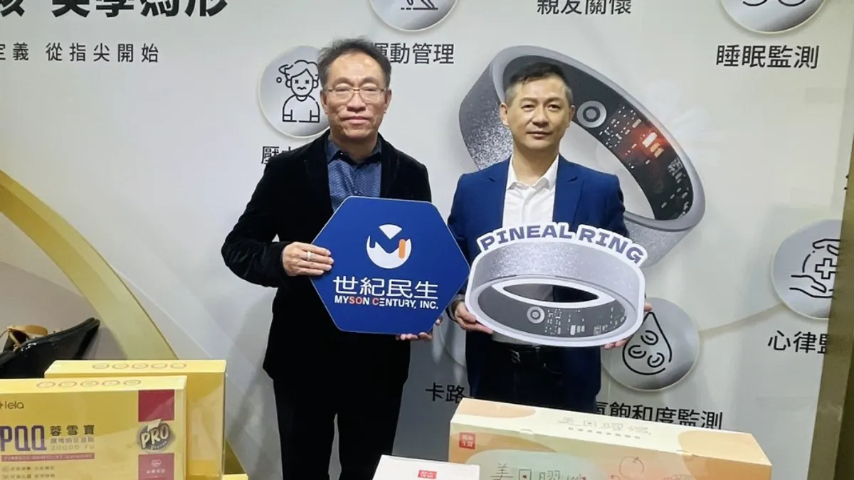 世紀民生董事長張祐(左)與智能戒事業群執行長劉元勛,公開第三代、升級版的AI智慧穿戴裝置「沛能戒」。(圖/上曜集團提供) 世紀民生董事長張祐(左)與智能戒事業群執行長劉元勛,公開第三代、升級版的AI智慧穿戴裝置「沛能戒」。(圖/上曜集團提供)