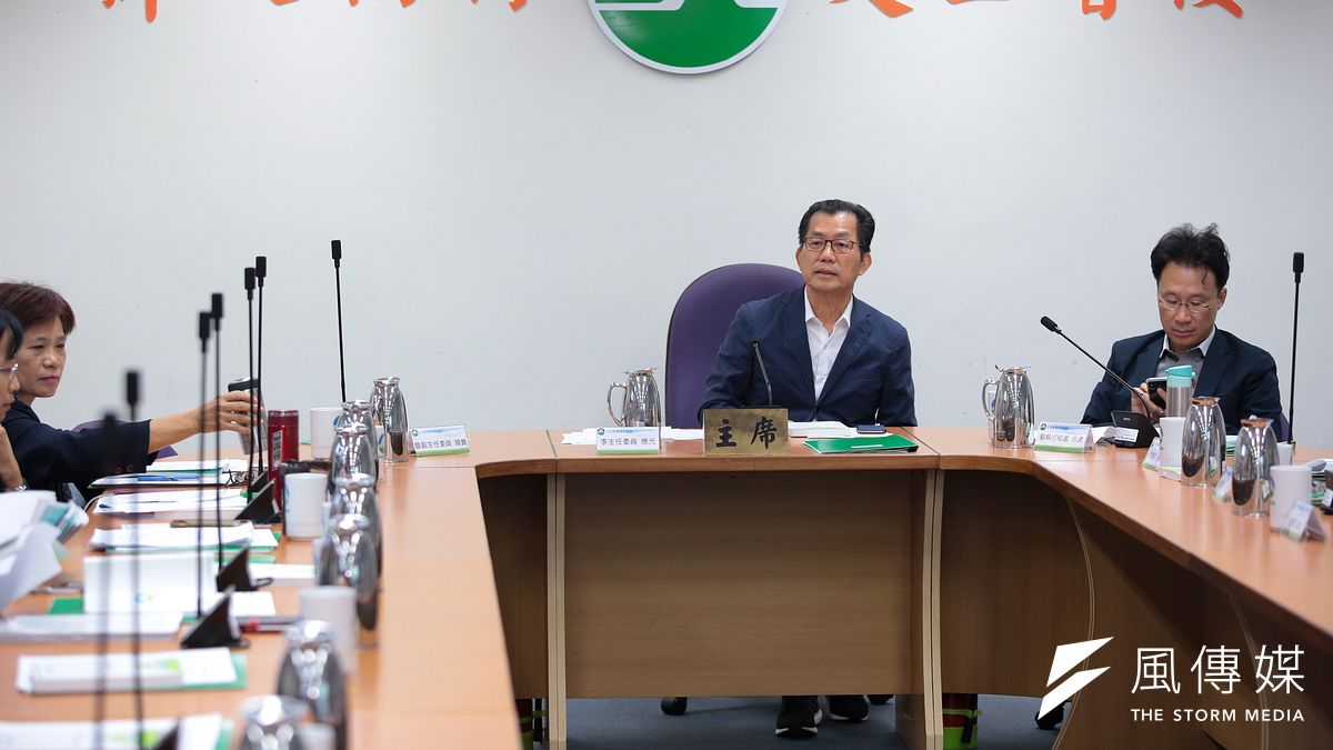 環保署長立應元3日主持第339次環評會議,針對「中油觀塘港第三天然氣接收站案」進行審查,但因出席委員人數不足流會,環保署副署長詹順貴也未出席。(顏麟宇攝) 環保署長立應元3日主持第339次環評會議,針對「中油觀塘港第三天然氣接收站案」進行審查,但因出席委員人數不足流會,環保署副署長詹順貴也未出席。(顏麟宇攝)