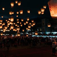 何百もの天燈が一斉に夜空へ舞い上がり、無限の希望と願いを乗せていく。(撮影:林忠旻) 何百もの天燈が一斉に夜空へ舞い上がり、無限の希望と願いを乗せていく。(撮影:林忠旻)