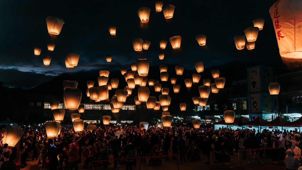 百盞天燈齊放,承載著無限希望與美好。(圖/林忠旻攝影) 百盞天燈齊放,承載著無限希望與美好。(圖/林忠旻攝影)
