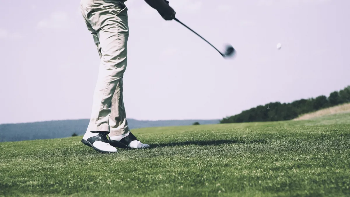 根據《golfmonthly》報導,正確的高爾夫握桿方式能讓球路更筆直、擊球更穩定。專家指出,對初學者而言,掌握「中性握桿」能幫助桿面保持方正、減少側旋,只要持續練習並建立穩定動作,長期下來便能顯著提升擊球品質。(示意圖/Pixabay)