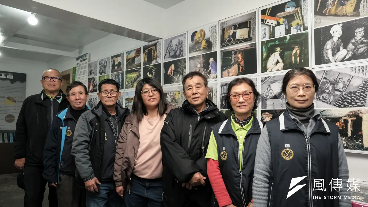 猴硐礦工文史館的志工隊們,由左至右依序為:毛振飛、周朝財、許進益、李依倪、周朝南、陳雪娥及周綺玲。(攝影:吳宙棋)