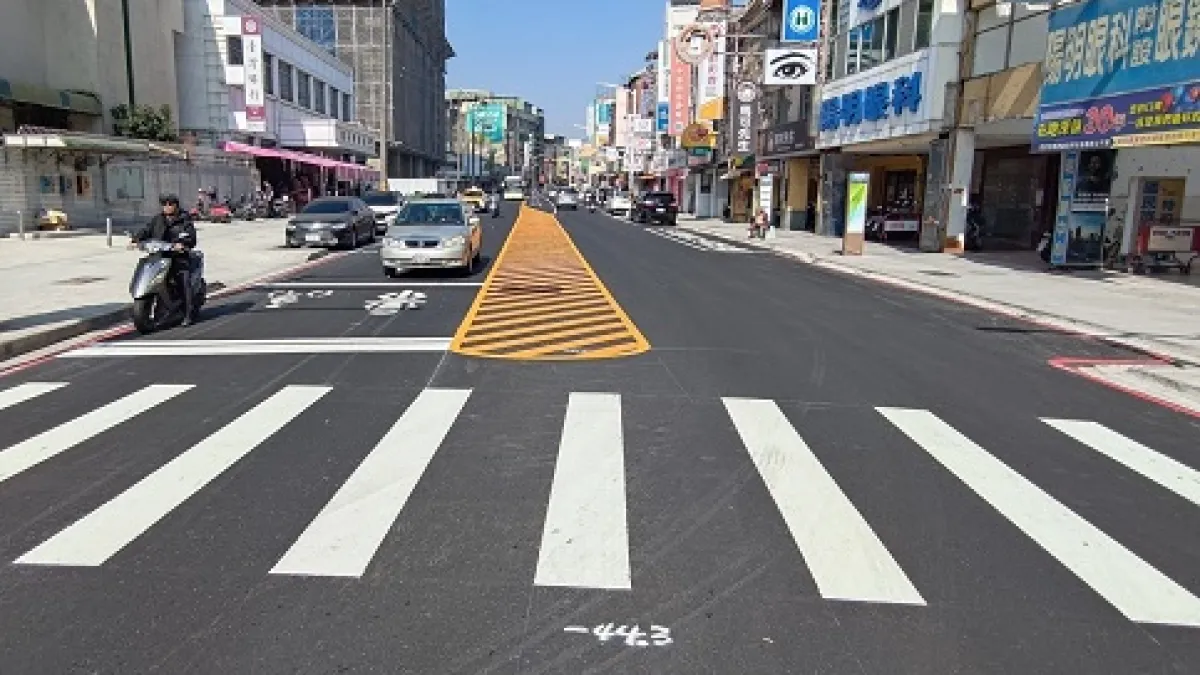 道工處將電箱下地及電桿遷移位置後,把人行道換新為優質耐用鋪面,並擴大街角、改善斜坡道及行穿線等設計,保障行人安全。(圖/高市工務局提供)