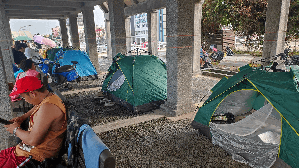 小琉球遊客搭帳篷佔據涼亭,甚至開伙煮食物。 (圖/翻攝自小琉球聯盟臉書) 小琉球遊客搭帳篷佔據涼亭,甚至開伙煮食物。 (圖/翻攝自小琉球聯盟臉書)