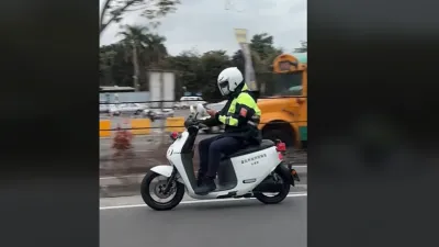員警邊騎車邊滑手機的影片在網上瘋傳。(圖/翻攝自TikTok)