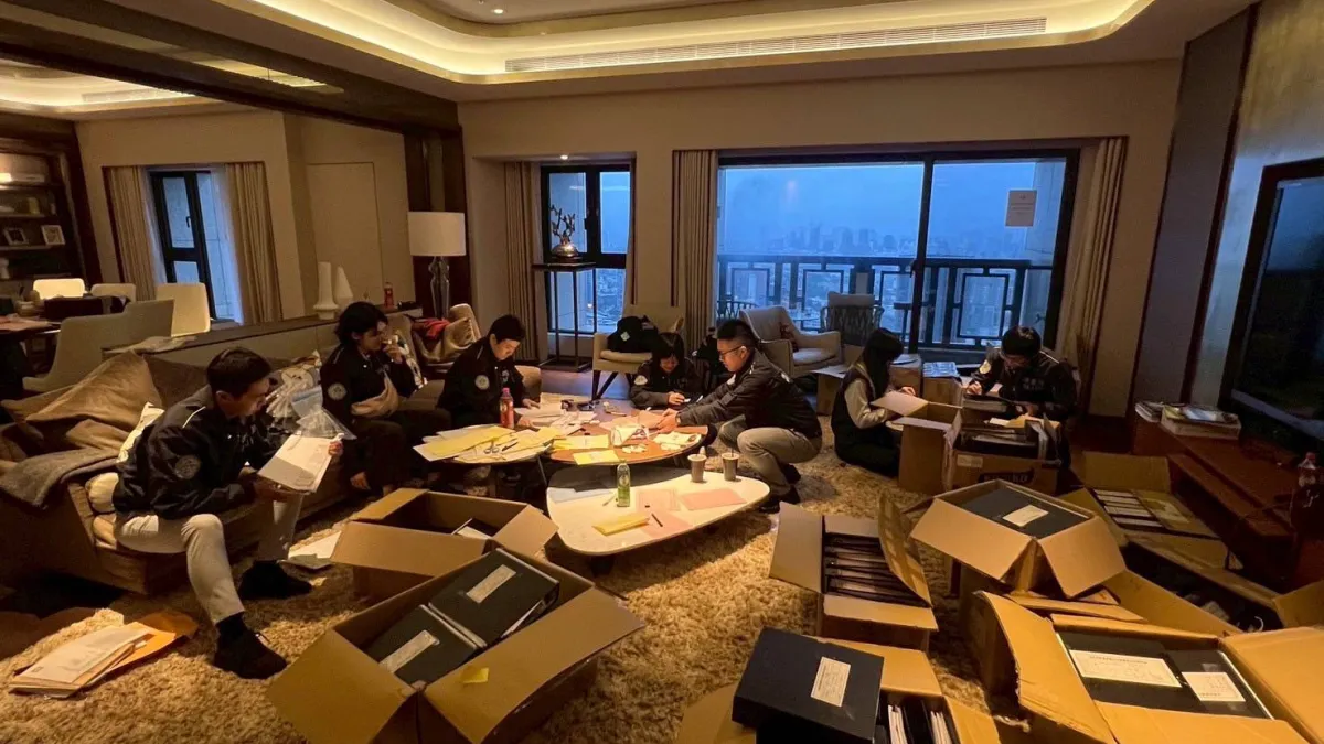 發跡於柬埔寨的太子集團及其中國籍創辦人陳志,曾以外表光鮮的房地產業務為掩護,實際卻是以強迫勞動設立「殺豬盤」詐騙園區,建立了一個橫跨全球、非法獲利的犯罪帝國。這場席捲全球的犯罪網絡,最終在 2025 年 10 月遭美英聯手制裁,不僅凍結了市值高達 150 億美元的 12.7 萬枚比特幣,台灣檢調也查扣了逾 45 億元不法資產。(法務部調查局提供)