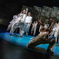 小池博史氏演出の新作『HINOTORI』が中野ZEROで世界初演。(写真/株式会社サイ・小池博史ブリッジプロジェクト提供) 小池博史氏演出の新作『HINOTORI』が中野ZEROで世界初演。(写真/株式会社サイ・小池博史ブリッジプロジェクト提供)