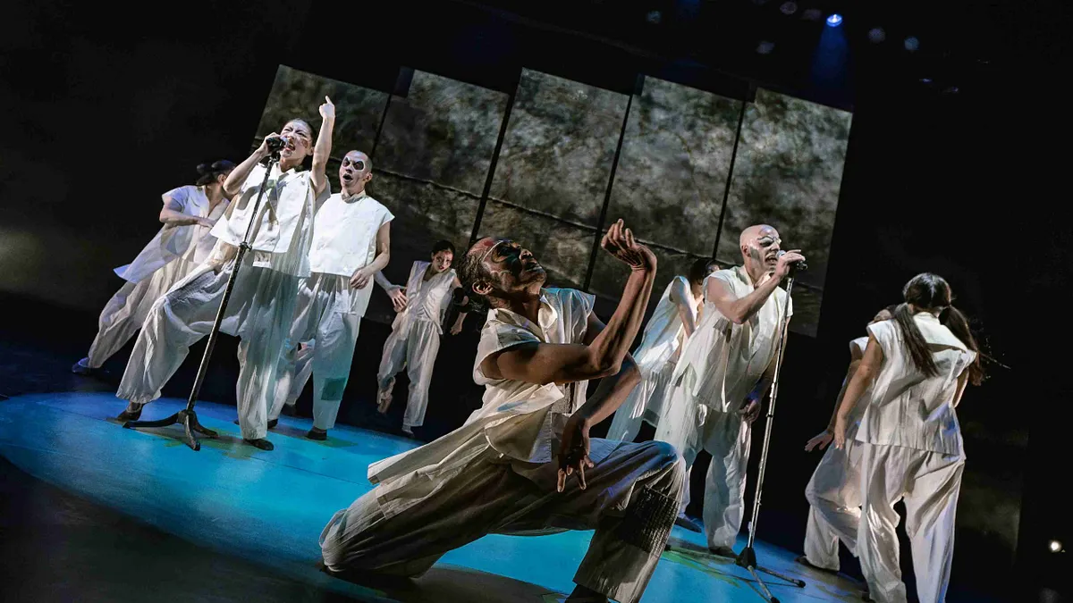 小池博史氏演出の新作『HINOTORI』が中野ZEROで世界初演。(写真/株式会社サイ・小池博史ブリッジプロジェクト提供) 小池博史氏演出の新作『HINOTORI』が中野ZEROで世界初演。(写真/株式会社サイ・小池博史ブリッジプロジェクト提供)