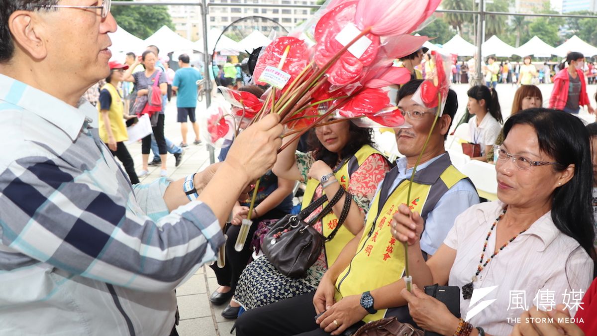 高雄市教育局長吳榕峯送給每位在場的母親火鶴花,並祝媽媽們母親節快樂。(圖/徐炳文攝) 高雄市教育局長吳榕峯送給每位在場的母親火鶴花,並祝媽媽們母親節快樂。(圖/徐炳文攝)