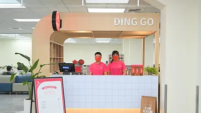 臺東縣政府在松山機場國內線入境大廳設置「松機限定紅烏龍快閃店」,宣傳茶品牌「台東紅烏龍」。(圖/臺東縣政府農業處提供)