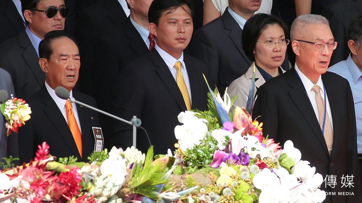 對於總統蔡英文提出邀朝野政黨領袖坐下來談談的說法,國民黨文傳會主委李明賢表示,團結不應該只是一句口號,朝野合作對話也必須建立在執政黨對在野黨釋出善意與誠信的基礎上。圖為國民黨主席吳敦義、親民黨主席宋楚瑜、時代力量主席黃國昌出席國慶典禮。(顏麟宇攝) 對於總統蔡英文提出邀朝野政黨領袖坐下來談談的說法,國民黨文傳會主委李明賢表示,團結不應該只是一句口號,朝野合作對話也必須建立在執政黨對在野黨釋出善意與誠信的基礎上。圖為國民黨主席吳敦義、親民黨主席宋楚瑜、時代力量主席黃國昌出席國慶典禮。(顏麟宇攝)