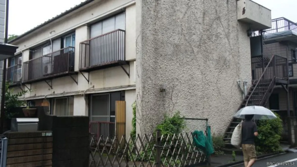 在東京市中心的住宅區,這種簡陋公寓就是生活困苦的居住者群居的租屋(BBC中文網日本特約記者童倩攝)。