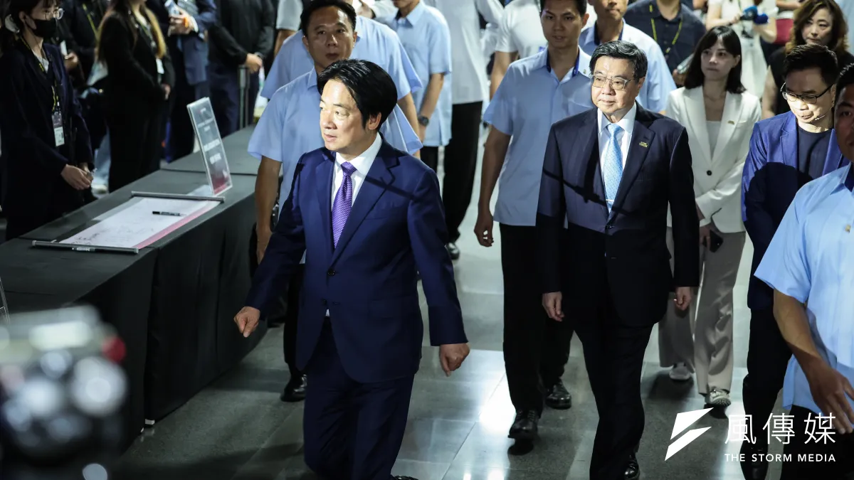 總統賴清德(左)面臨朝小野大,行政院長卓榮泰(右)對數項立院通過的法案,做出「不副署」決定,掀起憲法議論。(資料照,陳品佑攝)