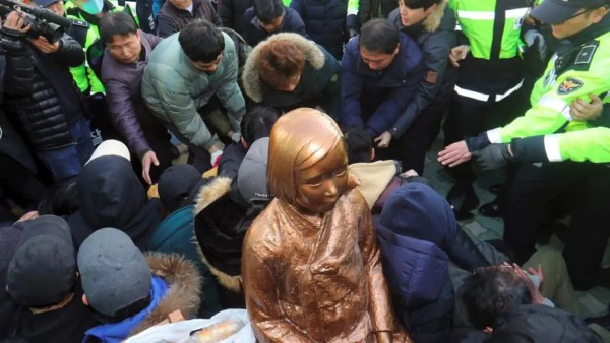 釜山市民團體曾在日本領館外樹立慰安婦少女像,但銅像被當局移走。(BBC中文網)