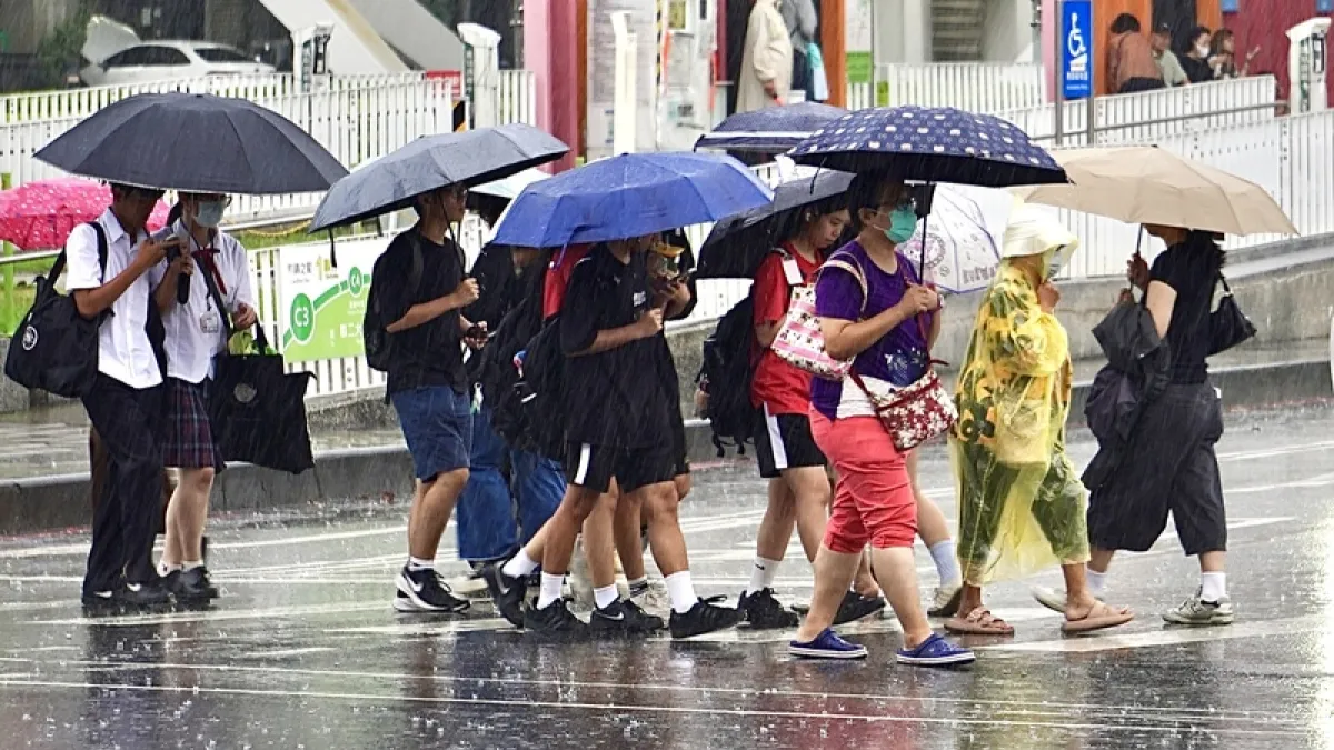 氣象署表示,明天(20日)將迎來未來一週降雨最顯著一天,受到西南風持續影響,明日午後中部以北、宜花地區與各山區將普遍出現雷陣雨。目前菲律賓東方海面至關島一帶的熱帶擾動已出現發展跡象,本週後半有機率增強為熱帶性低氣壓。(圖/中央社)