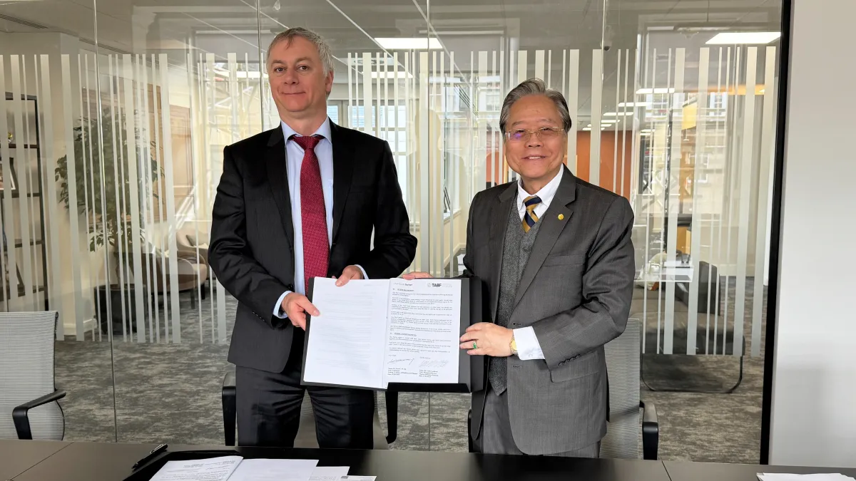 英國特許銀行家學院常務董事Giles Cuthbert(左)7日與台灣金融研訓院董事長雷仲達(右)簽署合作備忘錄。(研訓院提供)