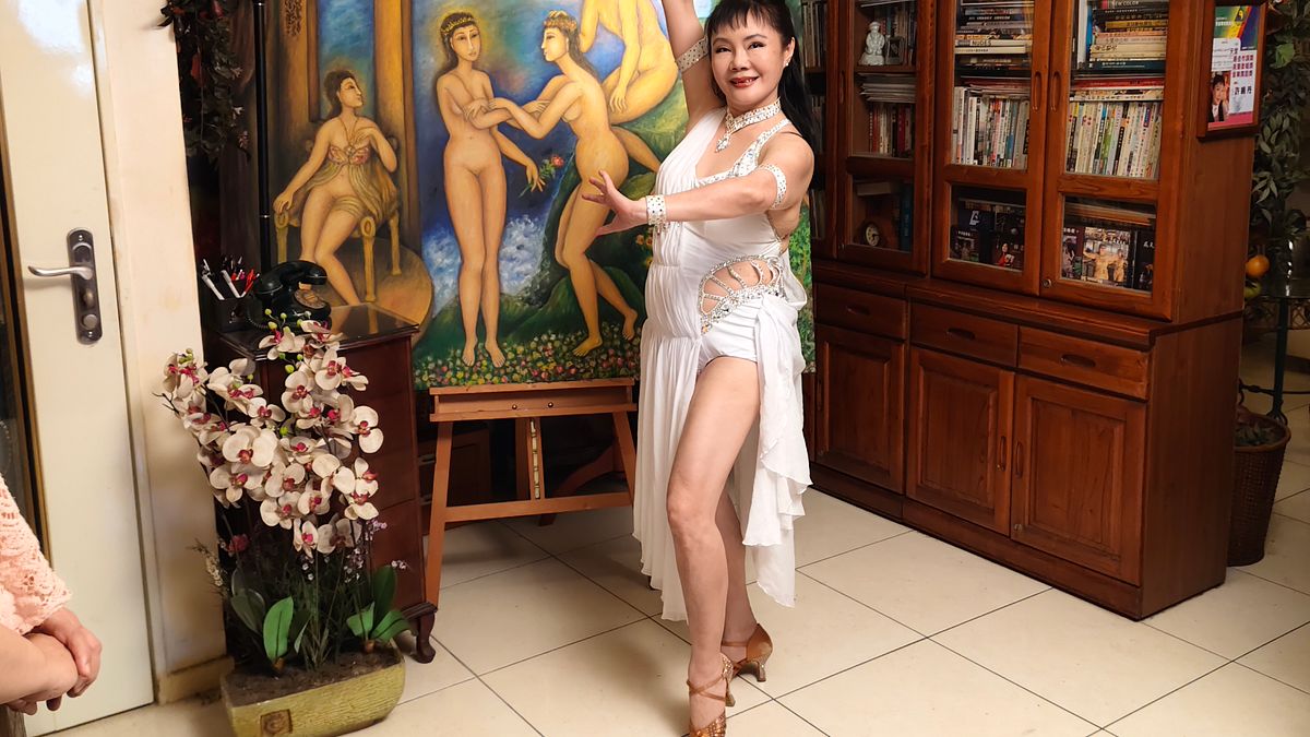 政壇名人許曉丹從事藝術、舞蹈及歌曲創作,今以「歌舞畫布軌跡」發表《愛你千年萬年》、《聽見你》兩首新歌。(圖/徐炳文攝) 政壇名人許曉丹從事藝術、舞蹈及歌曲創作,今以「歌舞畫布軌跡」發表《愛你千年萬年》、《聽見你》兩首新歌。(圖/徐炳文攝)