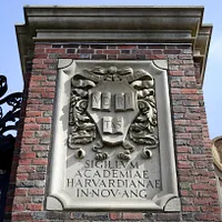 ハーバード大学の校門に施されたレリーフ。(AP通信) ハーバード大学の校門に施されたレリーフ。(AP通信)