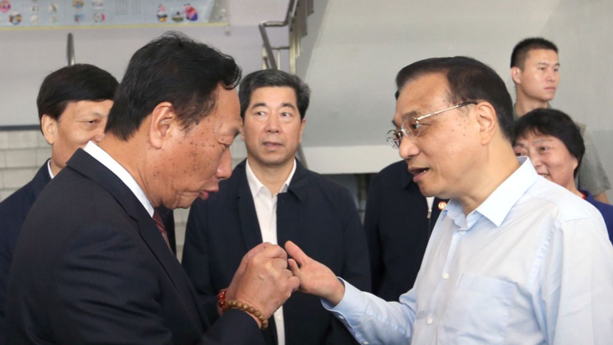 李克強(右)參觀富士康與郭台銘談話,中美兩大國都在爭取他的投資。(取自中國國務院官網) 李克強(右)參觀富士康與郭台銘談話,中美兩大國都在爭取他的投資。(取自中國國務院官網)