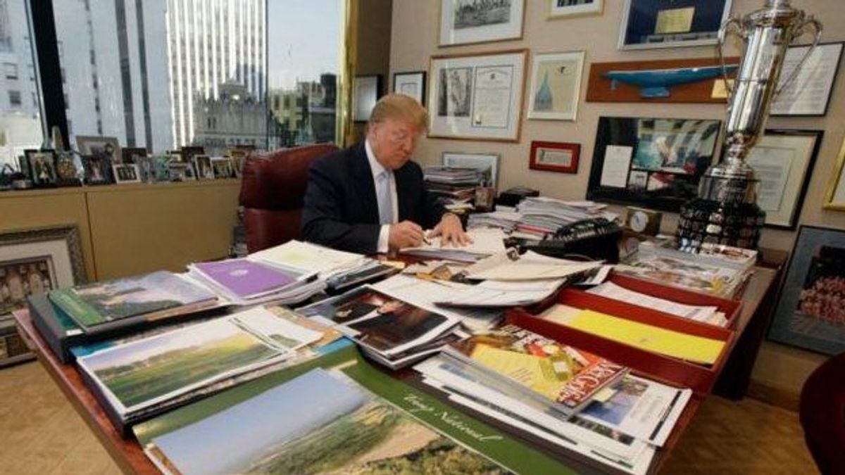 上個月,穿普在推特個人主頁上承諾將與自己的商業帝國告別。(BBC中文網) 上個月,穿普在推特個人主頁上承諾將與自己的商業帝國告別。(BBC中文網)