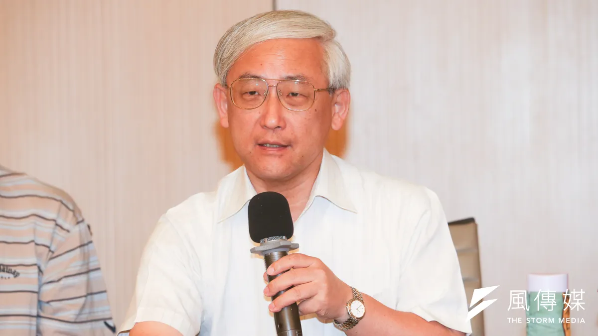 北市產發局副局長王三中說,先透過商業競標試辦公有屋頂種電,取得日照與發電可行性數據,再探討公有地開放給人民運作公民電廠的機制。(陳明仁攝)