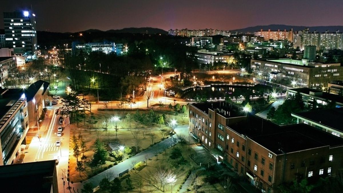 南韓首爾大學校園夜景。(圖/想想論壇提供) 南韓首爾大學校園夜景。(圖/想想論壇提供)