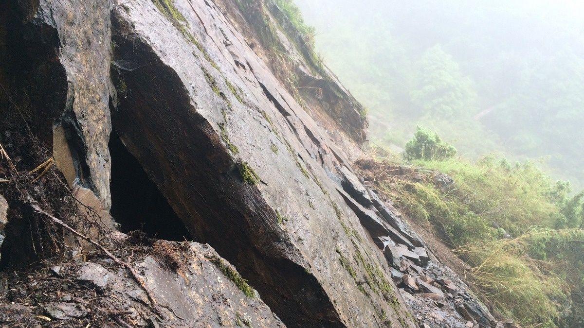 玉山主峰步道岩塊崩滑 最快7月底開放 玉山主峰步道岩塊崩滑 最快7月底開放