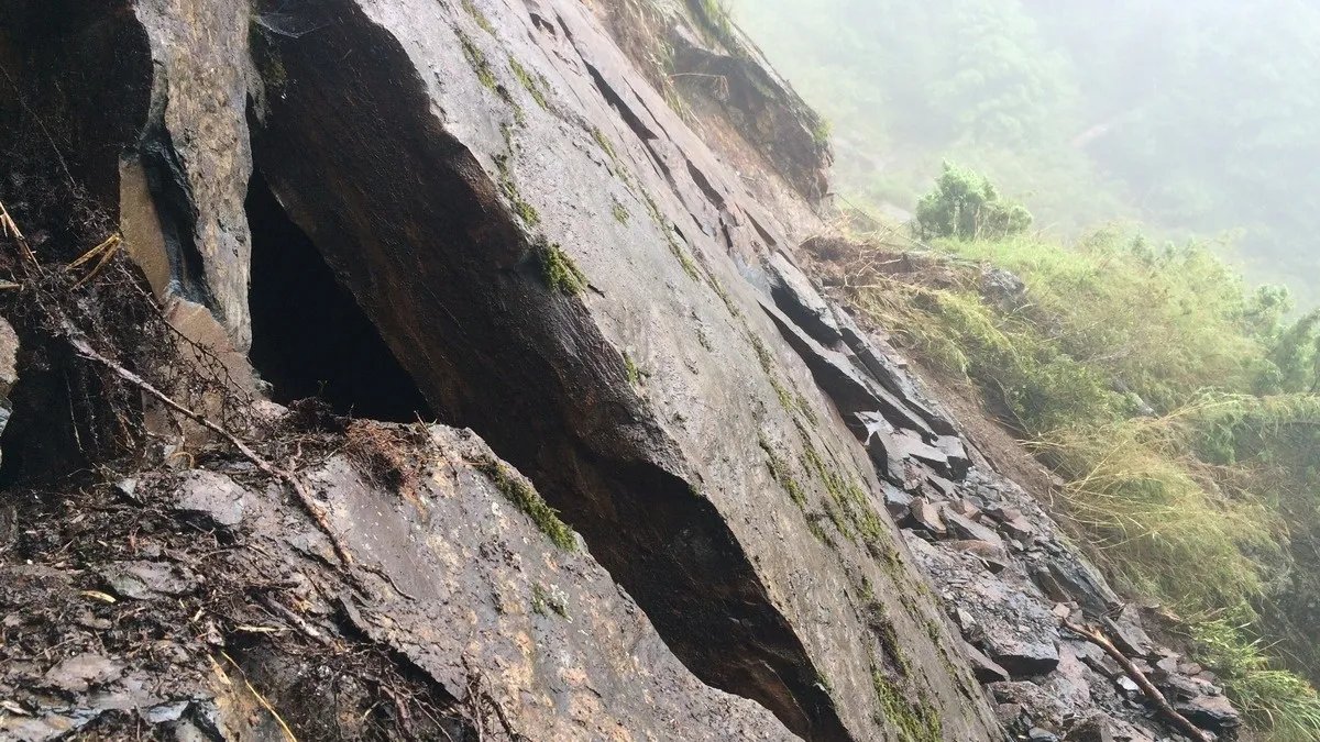 玉山主峰步道岩塊崩滑 最快7月底開放